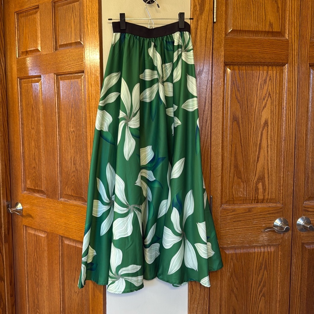 Beautiful green floral maxi skirt Medium